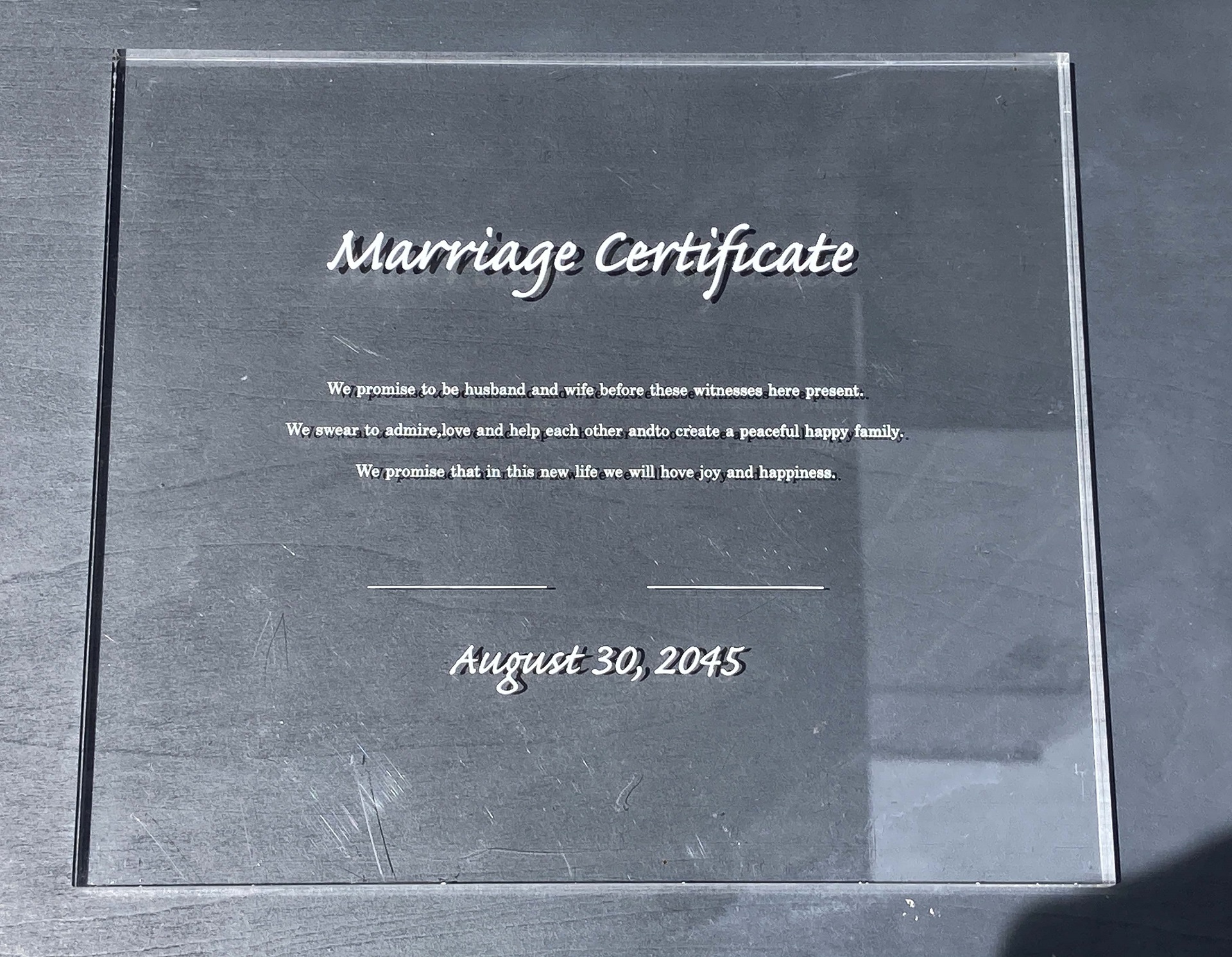 透明アクリル板で結婚証明書の作成