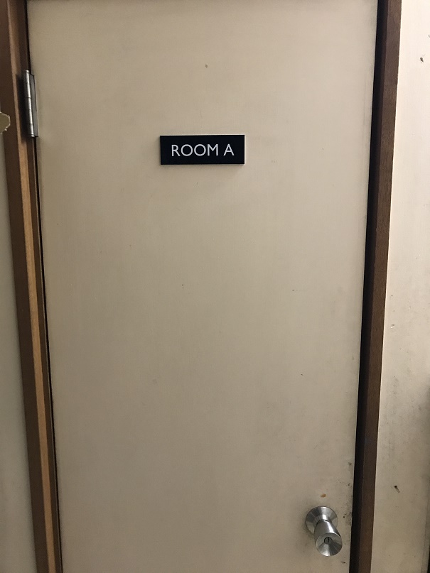 黒のアクリルプレートに白で部屋の名前を印刷
