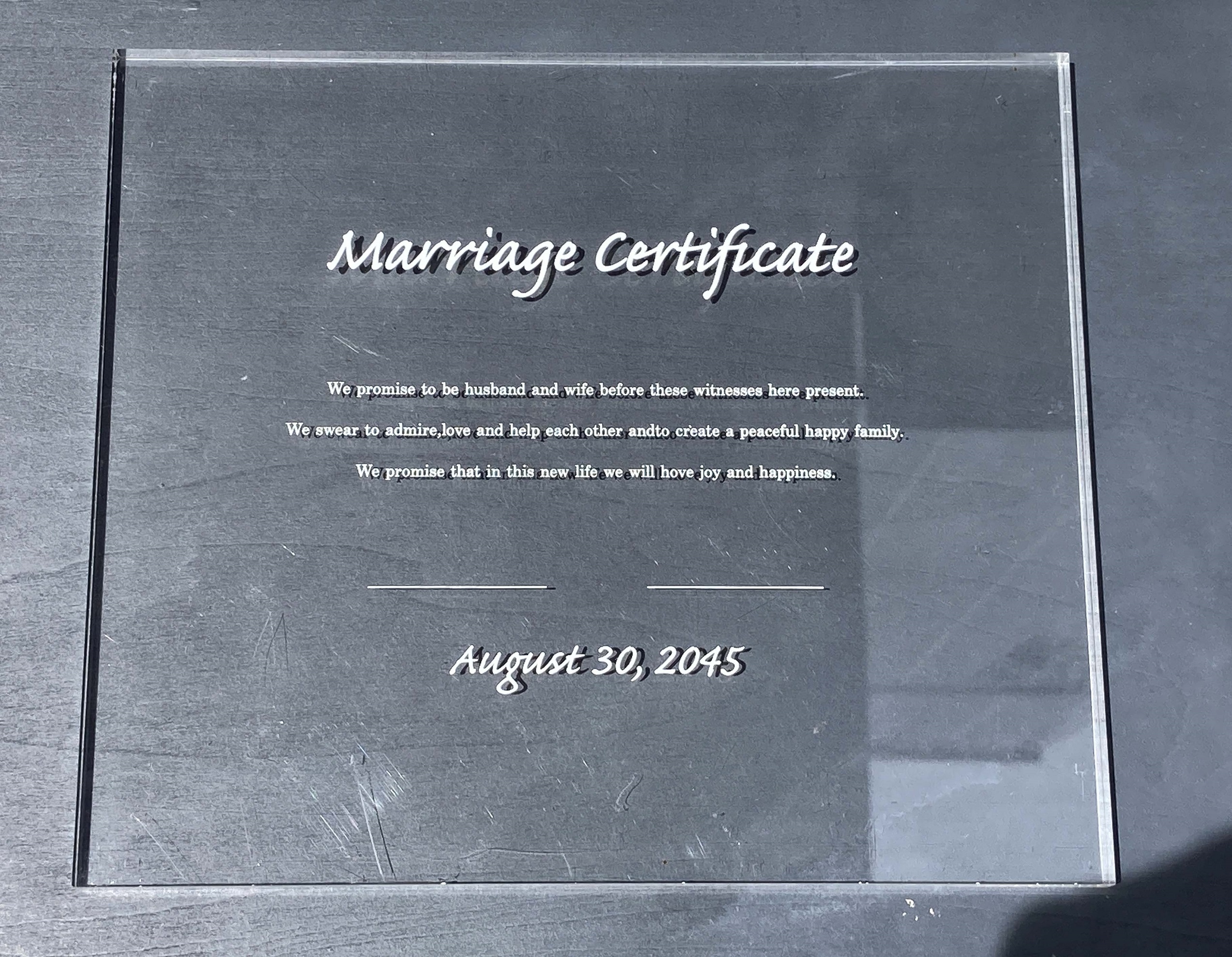 透明板で結婚証明書の作成