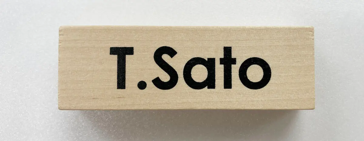 木板に英字の印刷