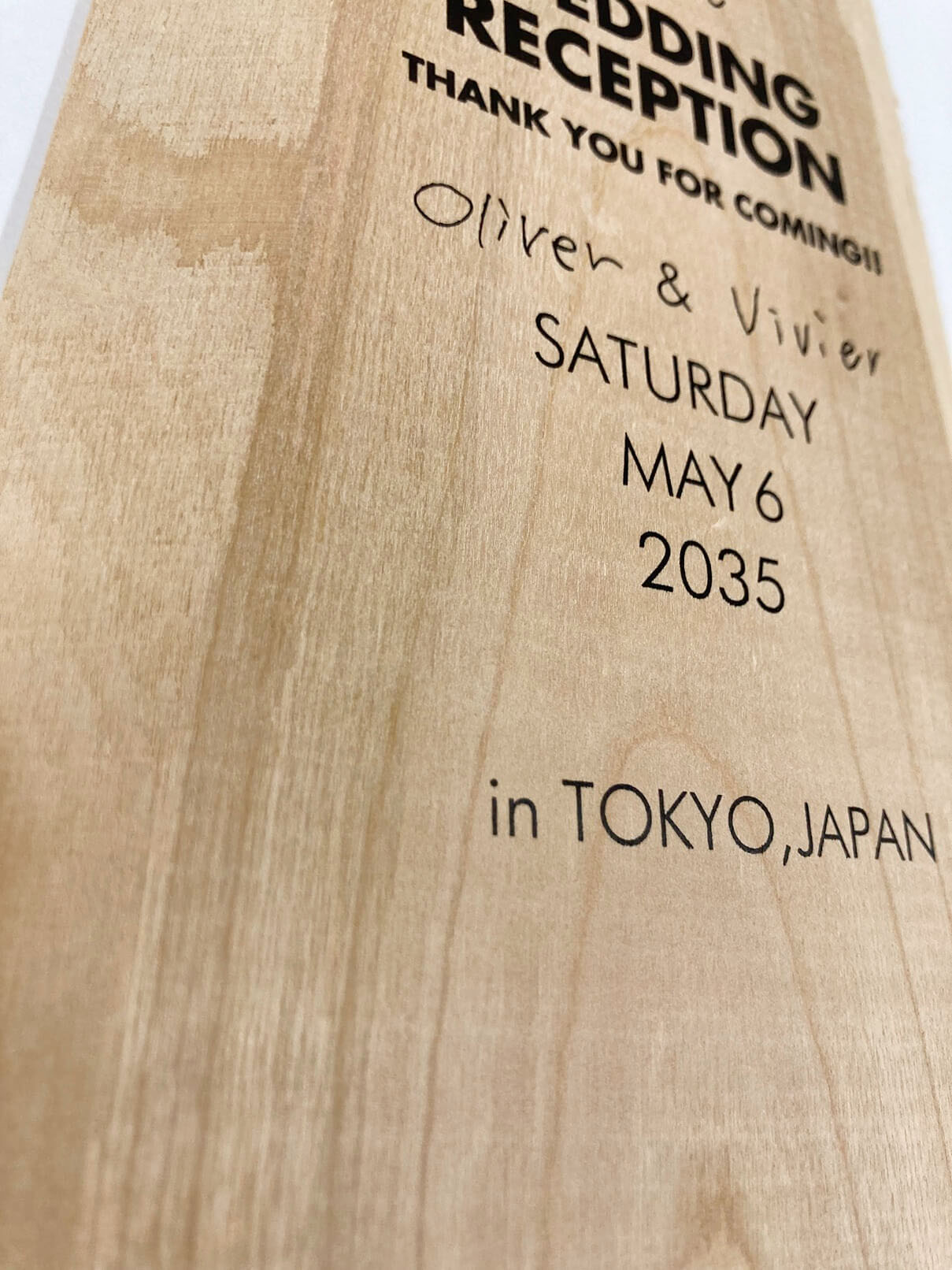 木板に結婚証明書の印刷